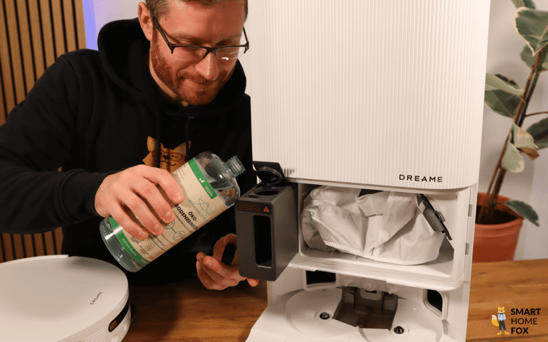 Die automatische Reinigungsmittel-Dosierung der Dreame X50 Ultra Station ist in der Nahaufnahme zu sehen.