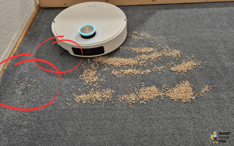 Die angehobene und inaktive Seitenbürste des Dreame X50 Ultra beim Reinigungstest auf dem Teppich ist zu sehen.