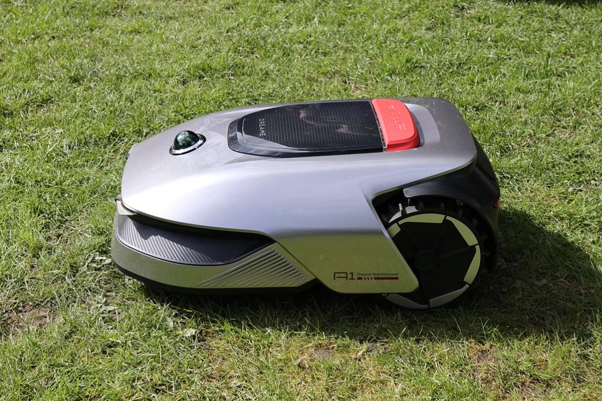 Dreame A1 Mähroboter ist im Test zu sehen auf dem Rasen.