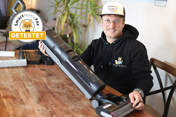 Smart Home Fox Tester hält Dreame H12 Pro Wisch-Akkusauger