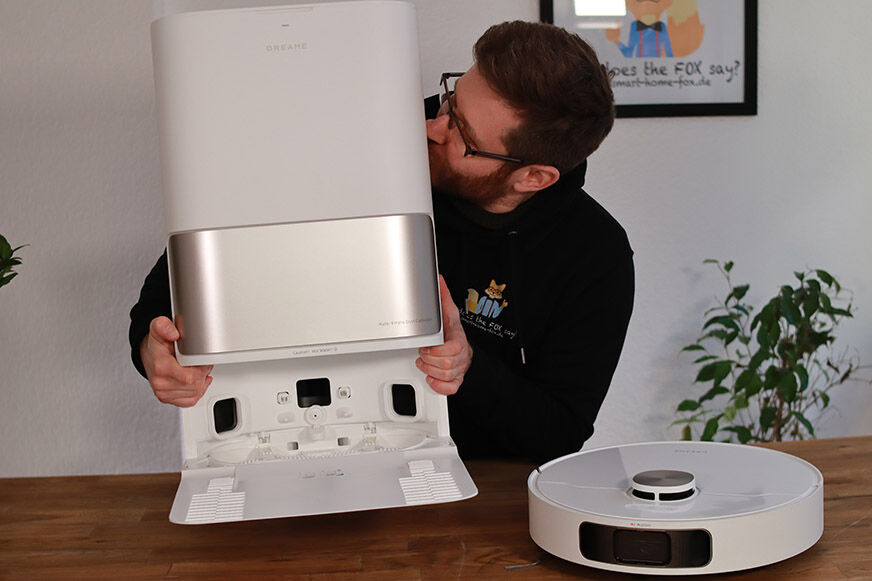 Der Dreame L10s Pro Ultra Heat wird in den Händen gehalten.