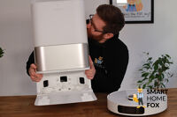 Der Dreame L10s Pro Ultra Heat wird in den Händen gehalten.