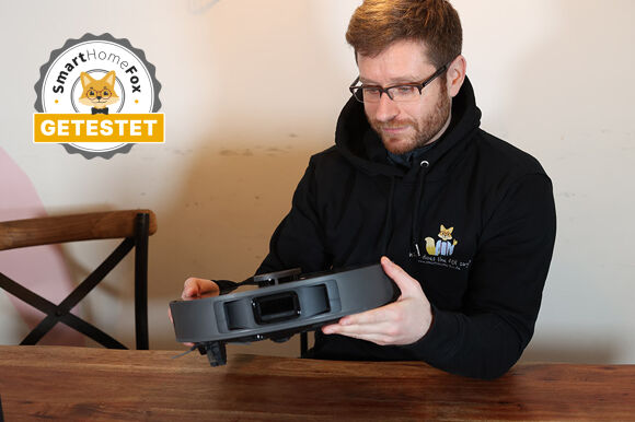 Der Dreame L10s Pro wird zu Testzwecken hochgehalten.