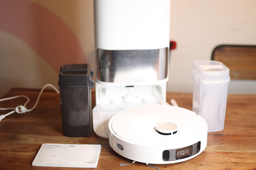 Der Dreame L10s Ultra ist samt Lieferumfang zu sehen.
