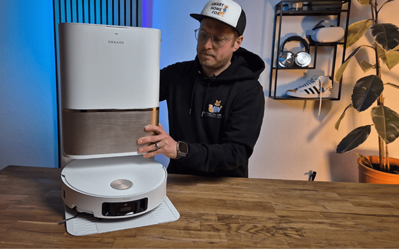Der Dreame L50 Pro Ultra mit Station steht auf dem Tisch
