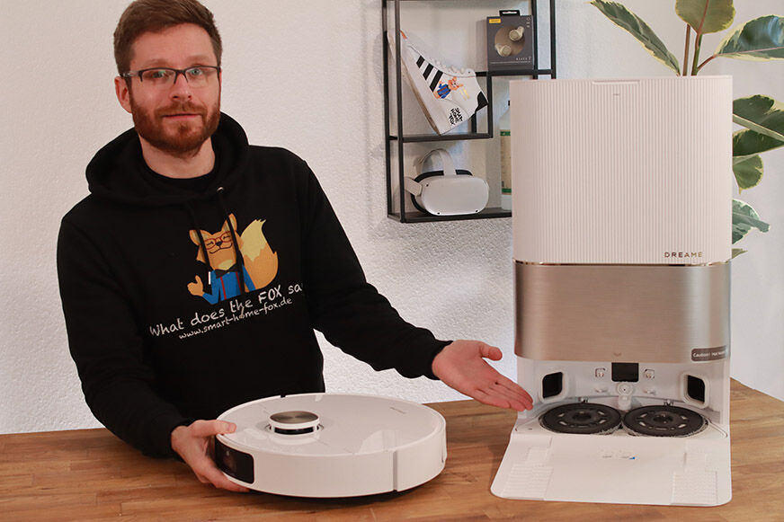 Dreame X40 Ultra Saugrobotersteht samt Station auf dem Tisch.