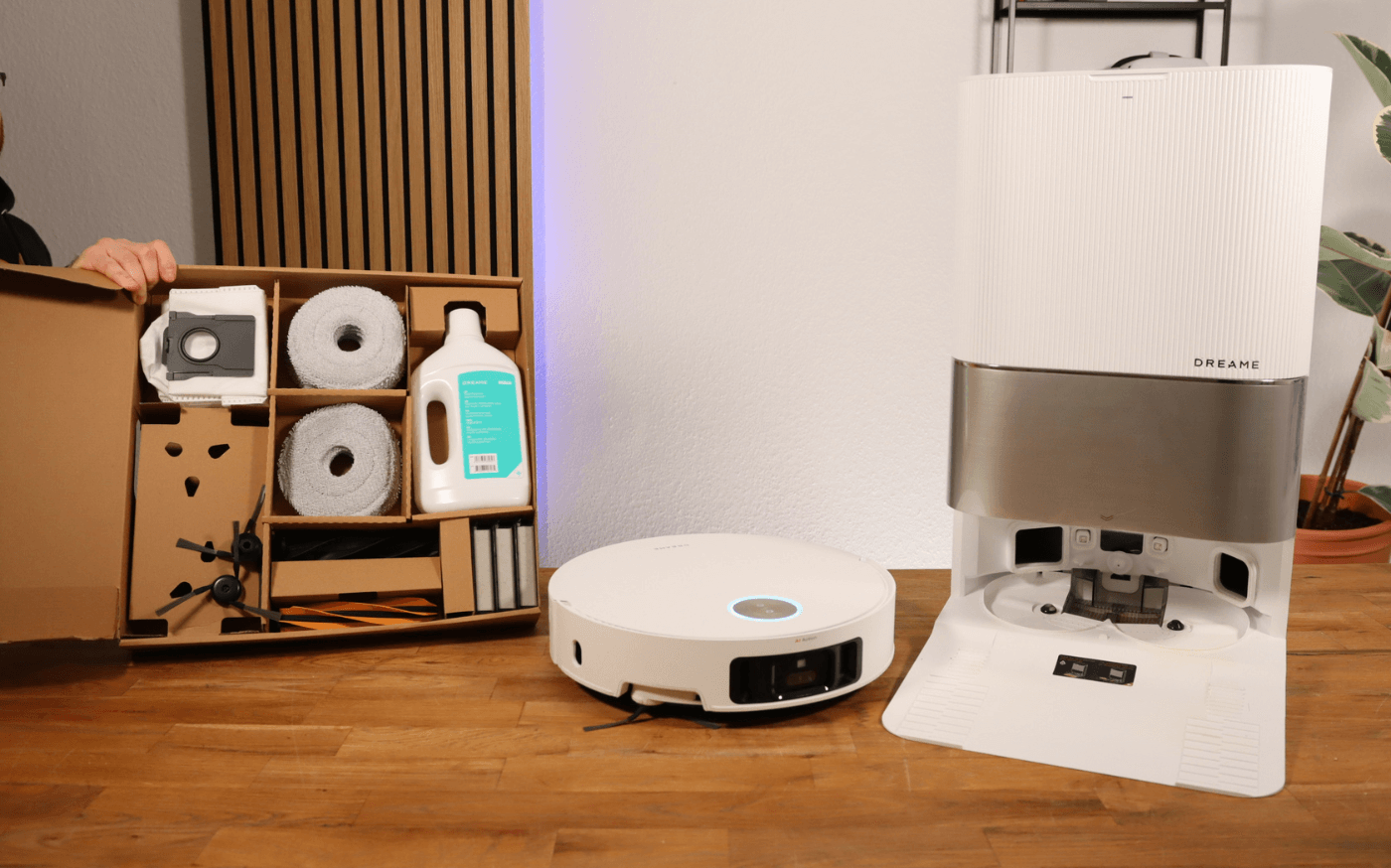 Der Dreame X50 Ultra Complete steht samt gesamten Lieferumfang auf dem Tisch.