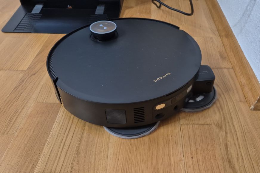 Dreame X60 Pro Ultra Roboter saugt und wisch neben der Ladestation