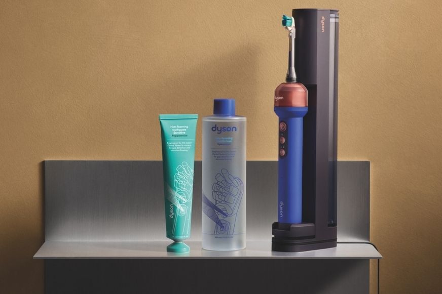 Dyson CameraJet Produktbild mit Ladestation, Zahnpasta und Mundspülung