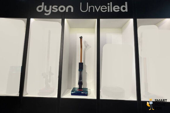 Dyson Clean+Wash Hygiene wird von Dyson beim Unveiled Event auf der IFA 2025 in Berlin – leichter Nass- & Trockensauger vorgestellt und ist als eines der 5 neuen Produkte zu sehen.