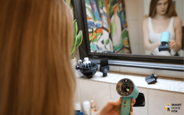 Die Bedienknöpfe des Dyson Supersonic Nural werden durch einen Smart Home Fox Mitarbeiter gedrückt.