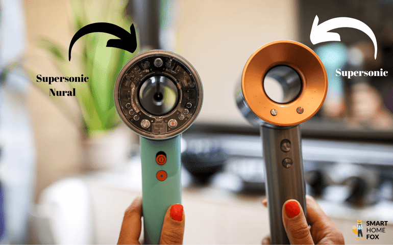 Der Dyson Supersonic und der Supersonic Nural werden nebeneinander gehalten.