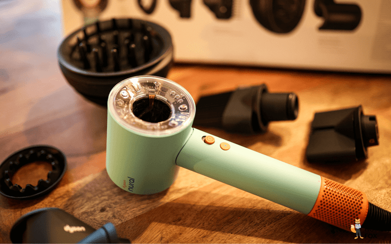 Der Lieferumfang des Dyson Supersonic Nural liegt auf dem Tisch.