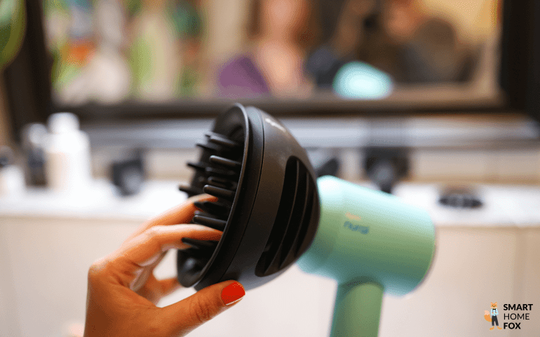 Der Diffusor Aufsatz des Dyson Supersonic wird im Test verwendet.
