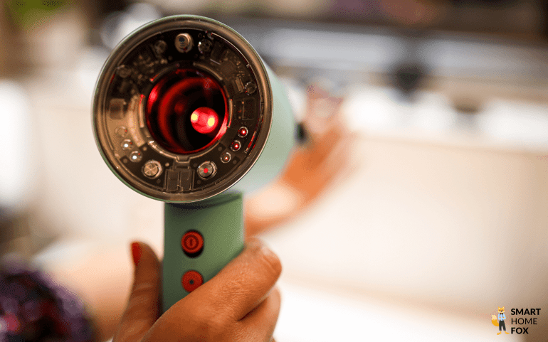 Das futuristische Design des Dyson Supersonic Nural ist zu sehen.