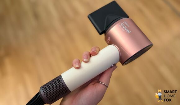 Dyson Supersonic Travel in Ceramic Pink wird in einer Hand gehalten
