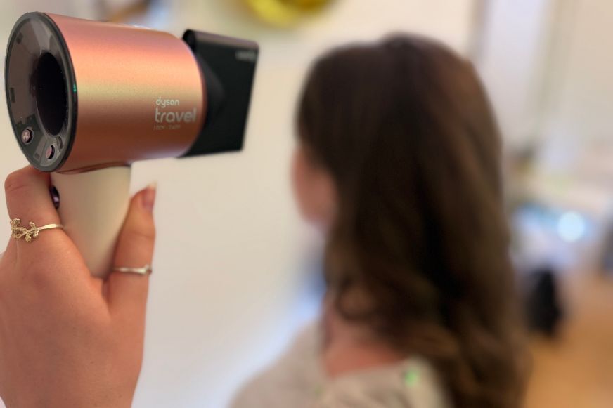 Dyson Supersonic Travel Haartrockner in Ceramic Pink vor weißem Hintergrund