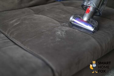 Dyson V15s Detect Submarine: Mini Elektro Düse im Einsatz gegen Tierhaare auf der Couch