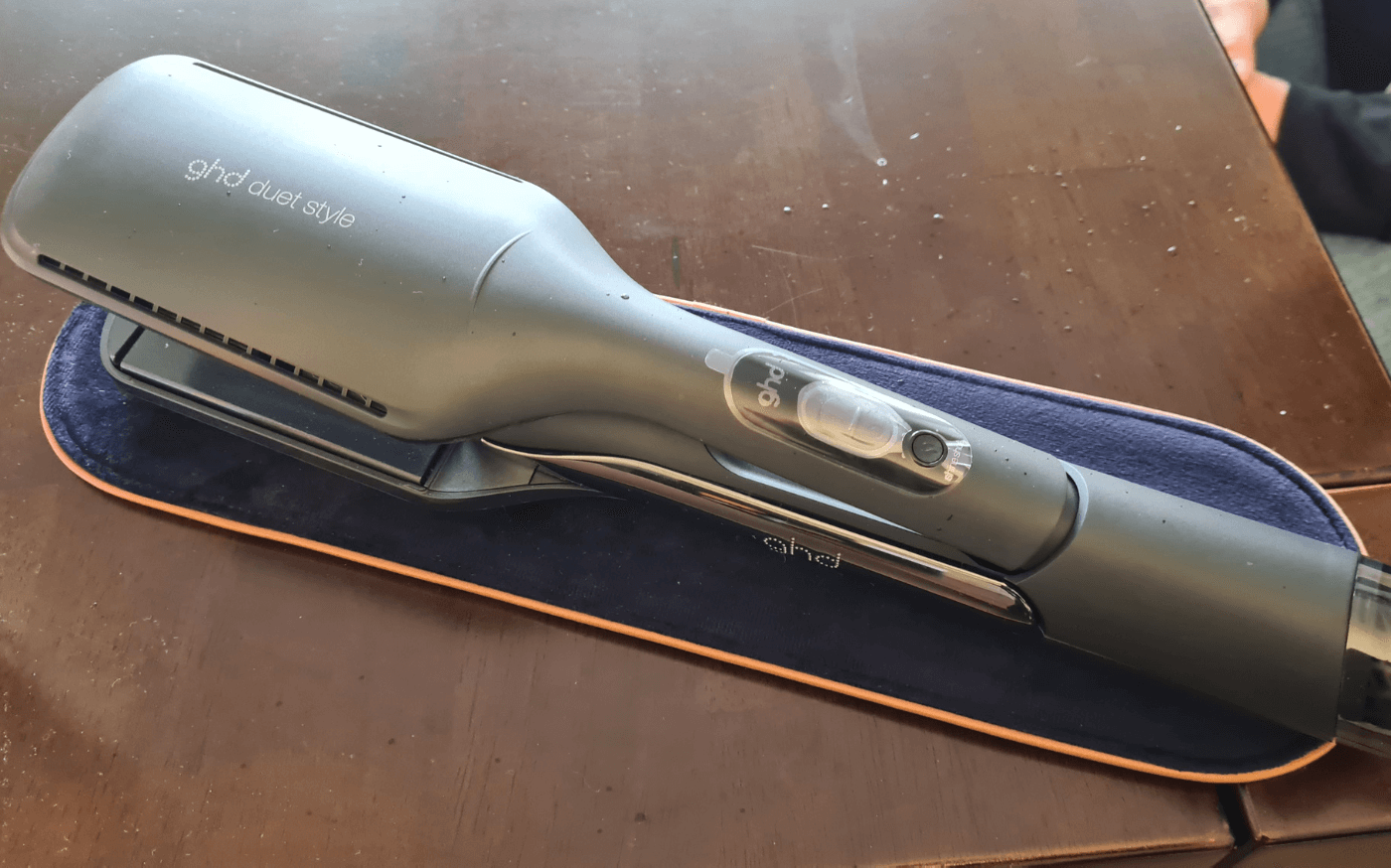 Der GHD Duet Styler liegt auf dem Tisch.