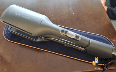 Der GHD Duet Styler liegt auf dem Tisch.