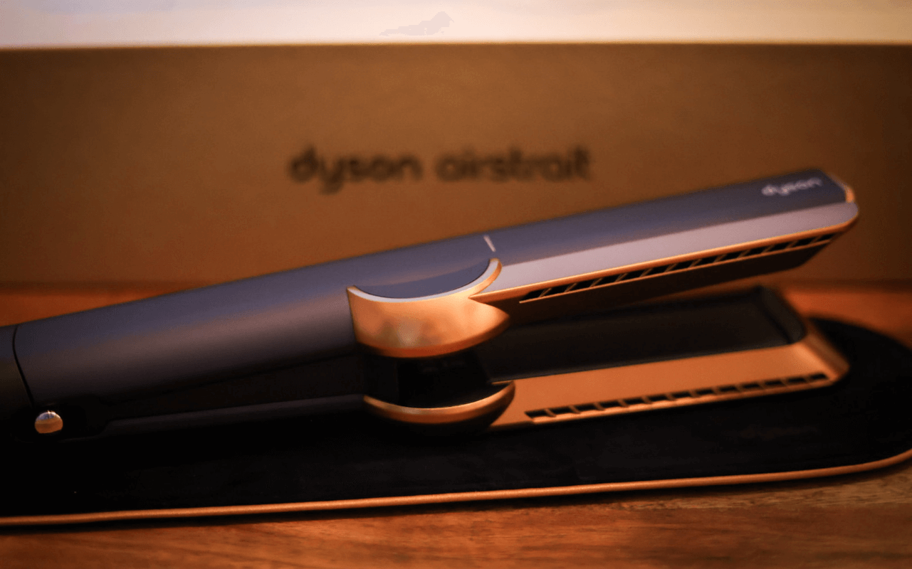 Der Dyson Airstrait liegt auf dem Tisch.