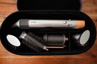 Man sieht den Dyson Airwrap in seiner Aufbewahrungsbox.