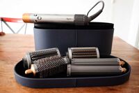 Dyson Airwrap samt Zubehör liegt auf dem Tisch.