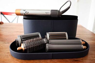 Dyson Airwrap samt Zubehör liegt auf dem Tisch.