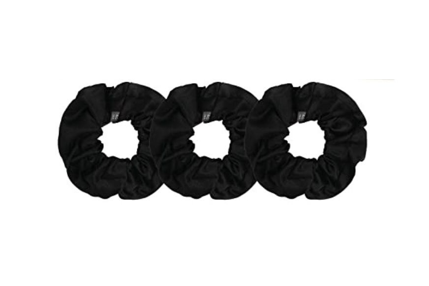 Man sieht den Seiden-Haargummi.