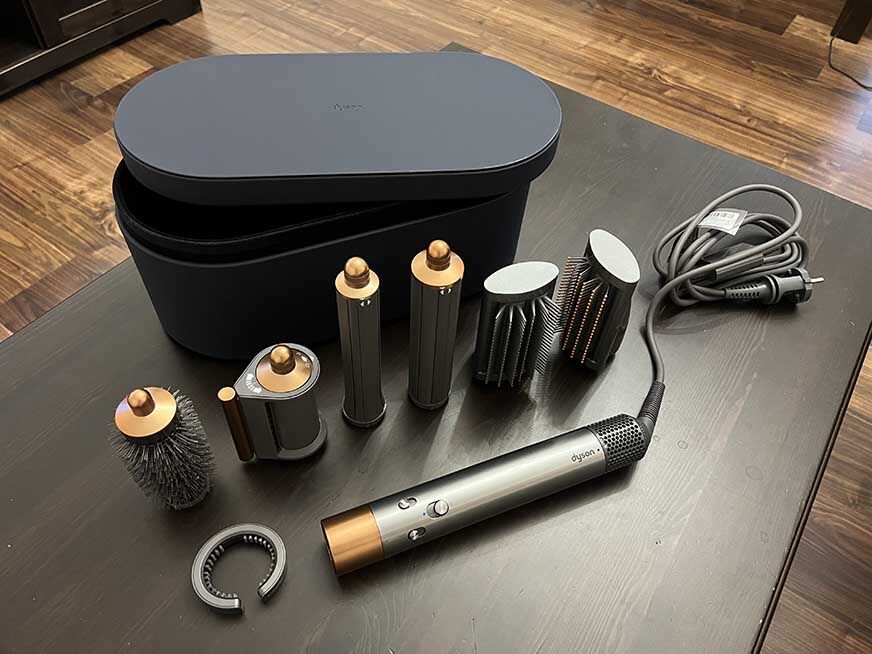 Man sieht das Zubehör des Dyson Airwrap.