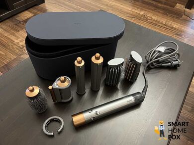 Man sieht das Zubehör des Dyson Airwrap.