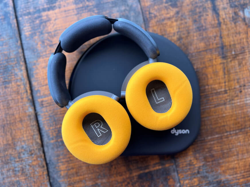 Dyson OnTrac Kopfhörer liegen auf dem Tisch