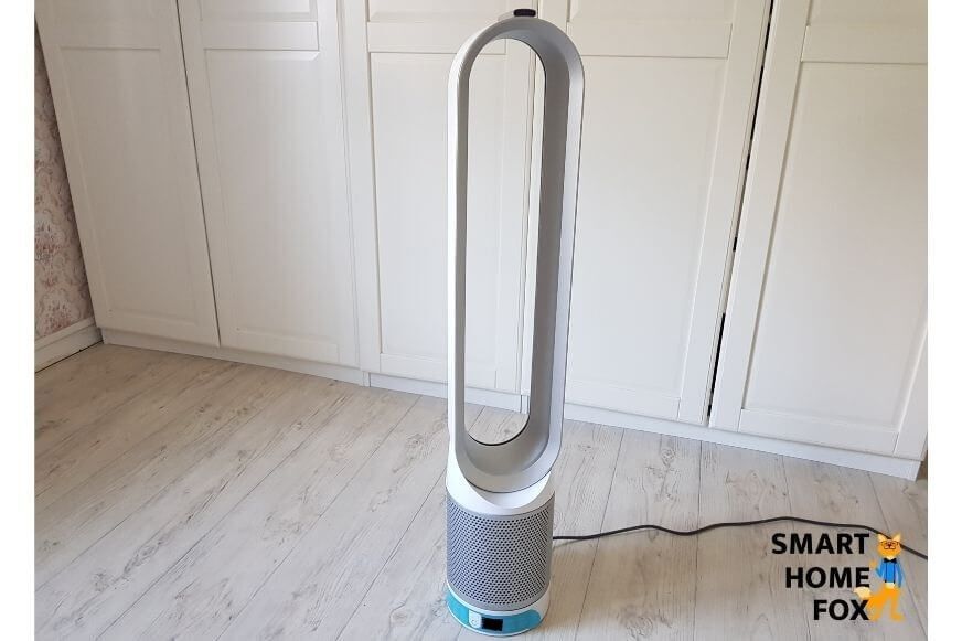 Der Dyson Pure Cool Link TP02 Luftreiniger und Turmventilator steht vor einem weißen Hintergrund