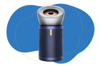 Der Dyson Purifier Big+Quiet Formaldehyde steht vor einem blauen Hintergrund.