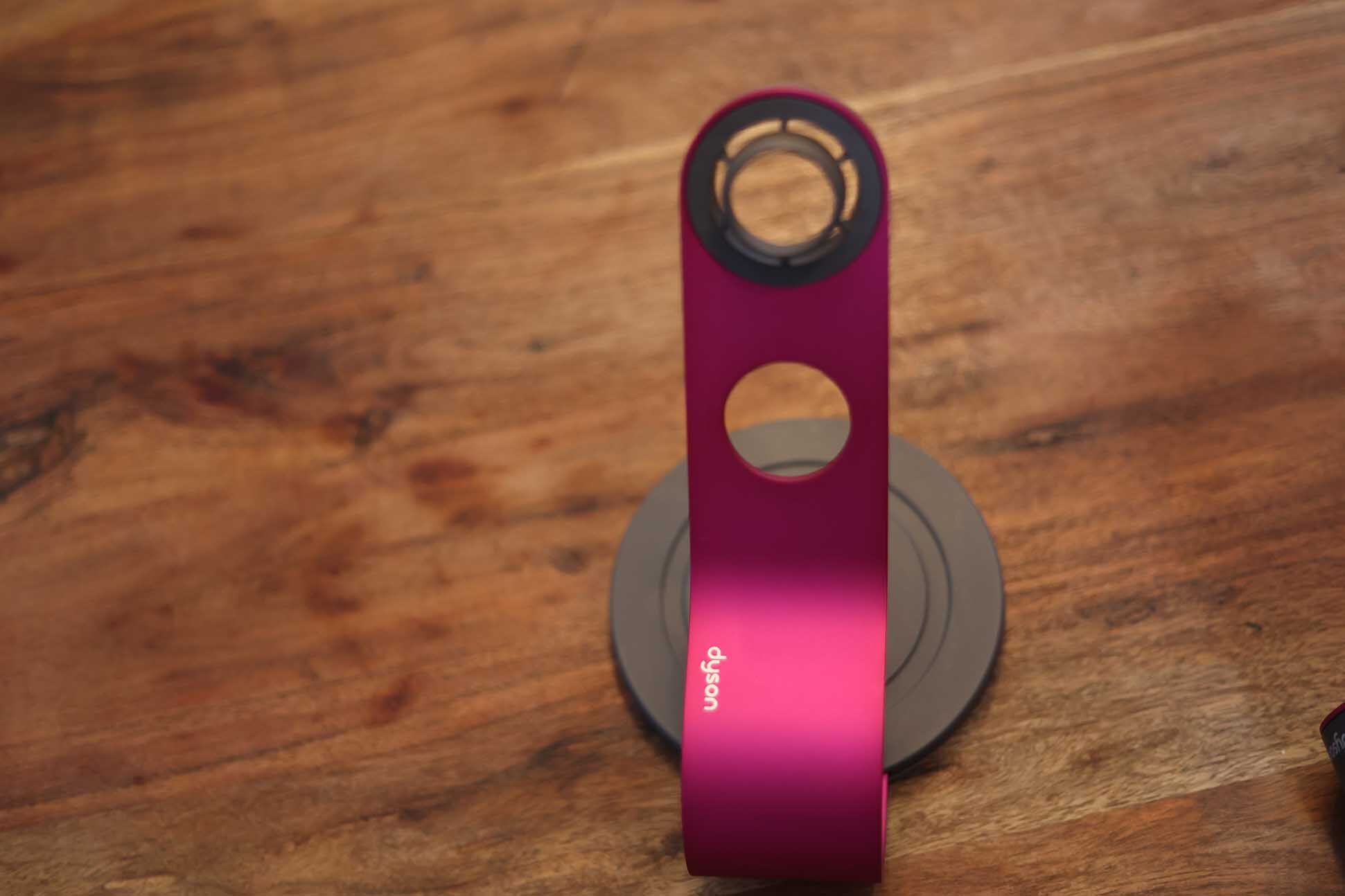 Man sieht den Dyson Supersonic Ständer.