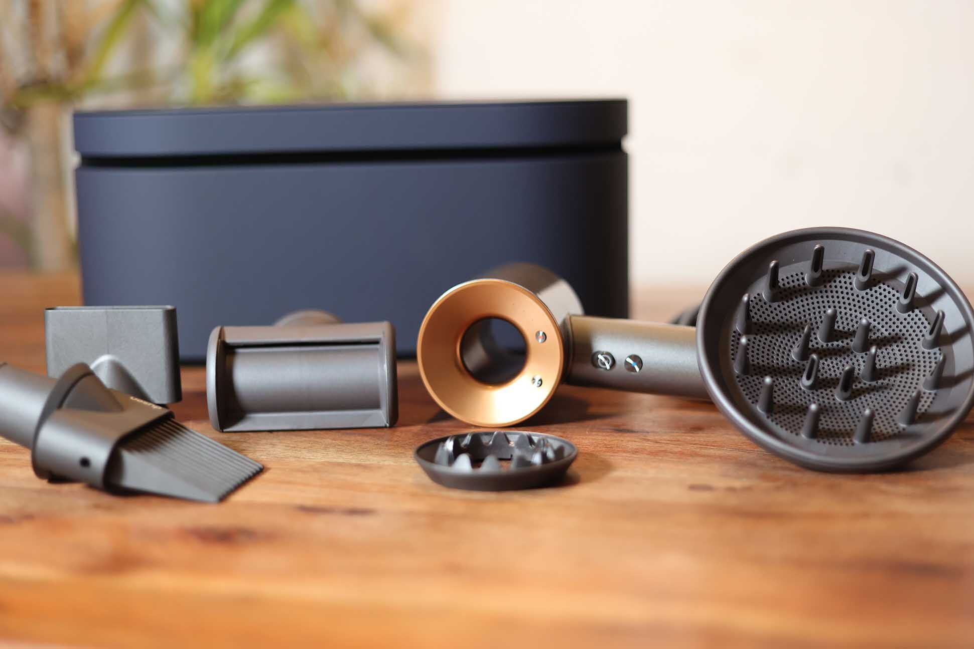 Man sieht den Dyson Supersonic.