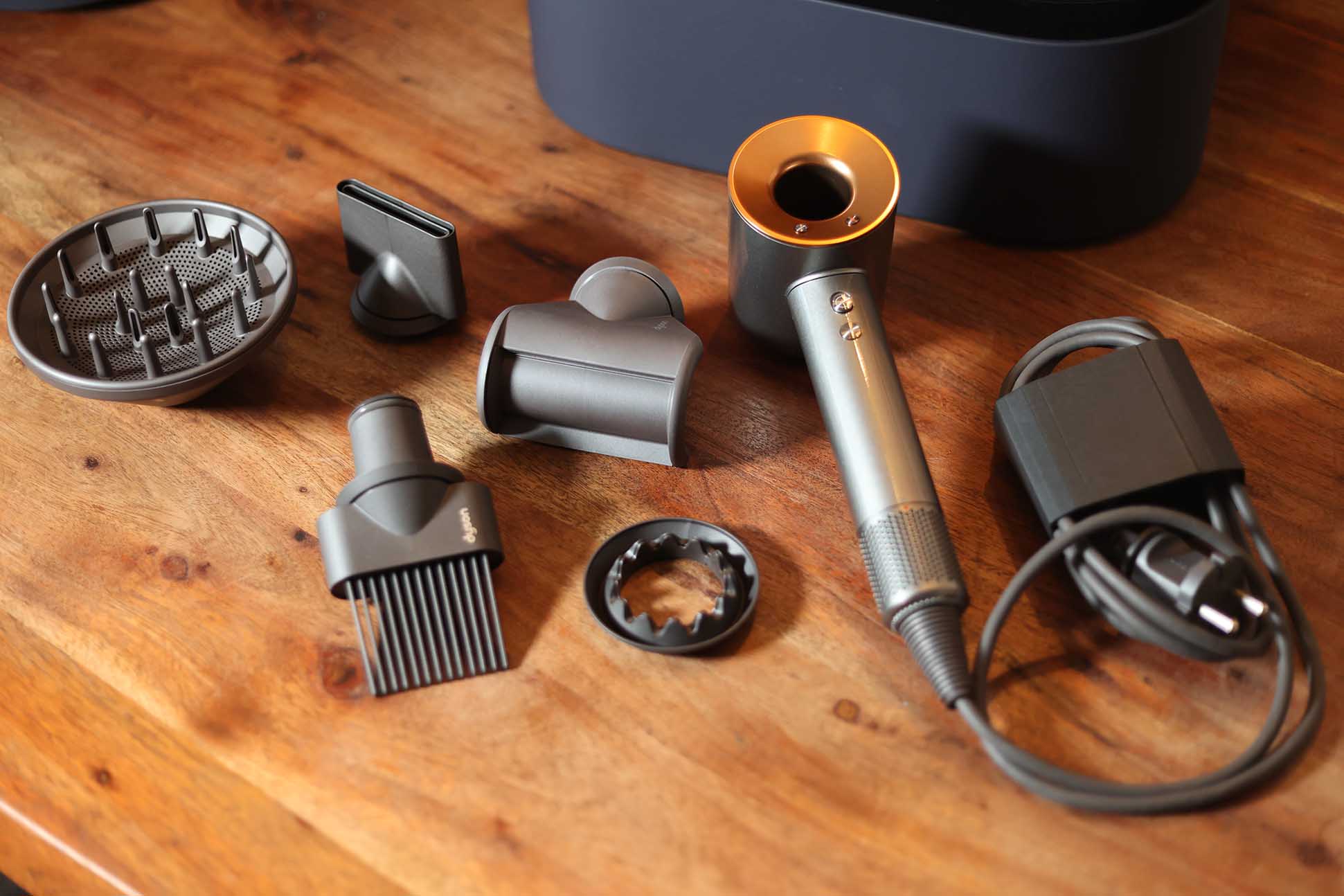 Man sieht das Zubehör für den Dyson Supersonic.