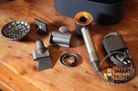 Man sieht das Zubehör für den Dyson Supersonic.