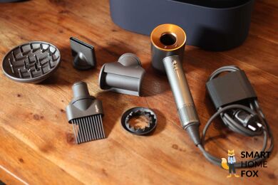 Man sieht das Zubehör für den Dyson Supersonic.