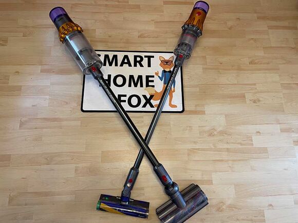 Dyson V15 Absolute vs V12 Slim nebeneinander