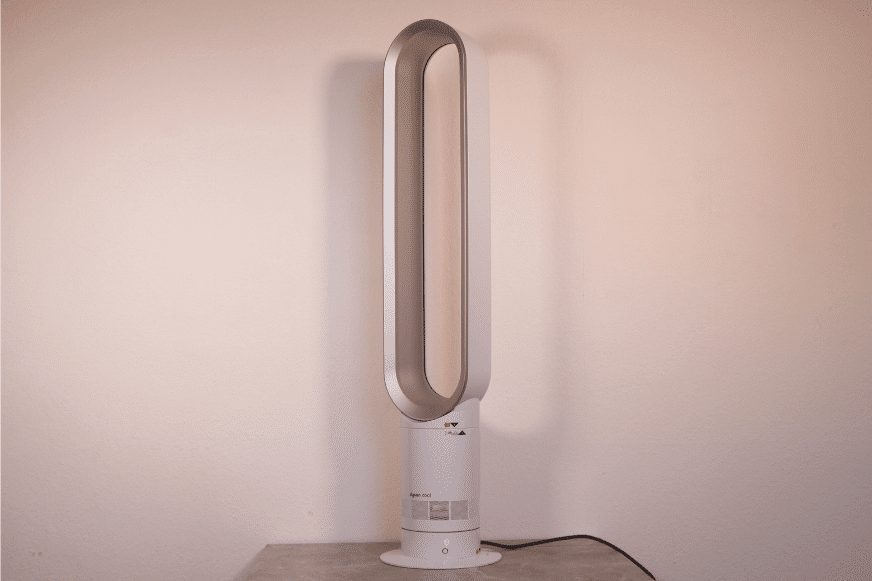 Der Dyson Cool AM07 Turmventilator steht auf einem Tisch