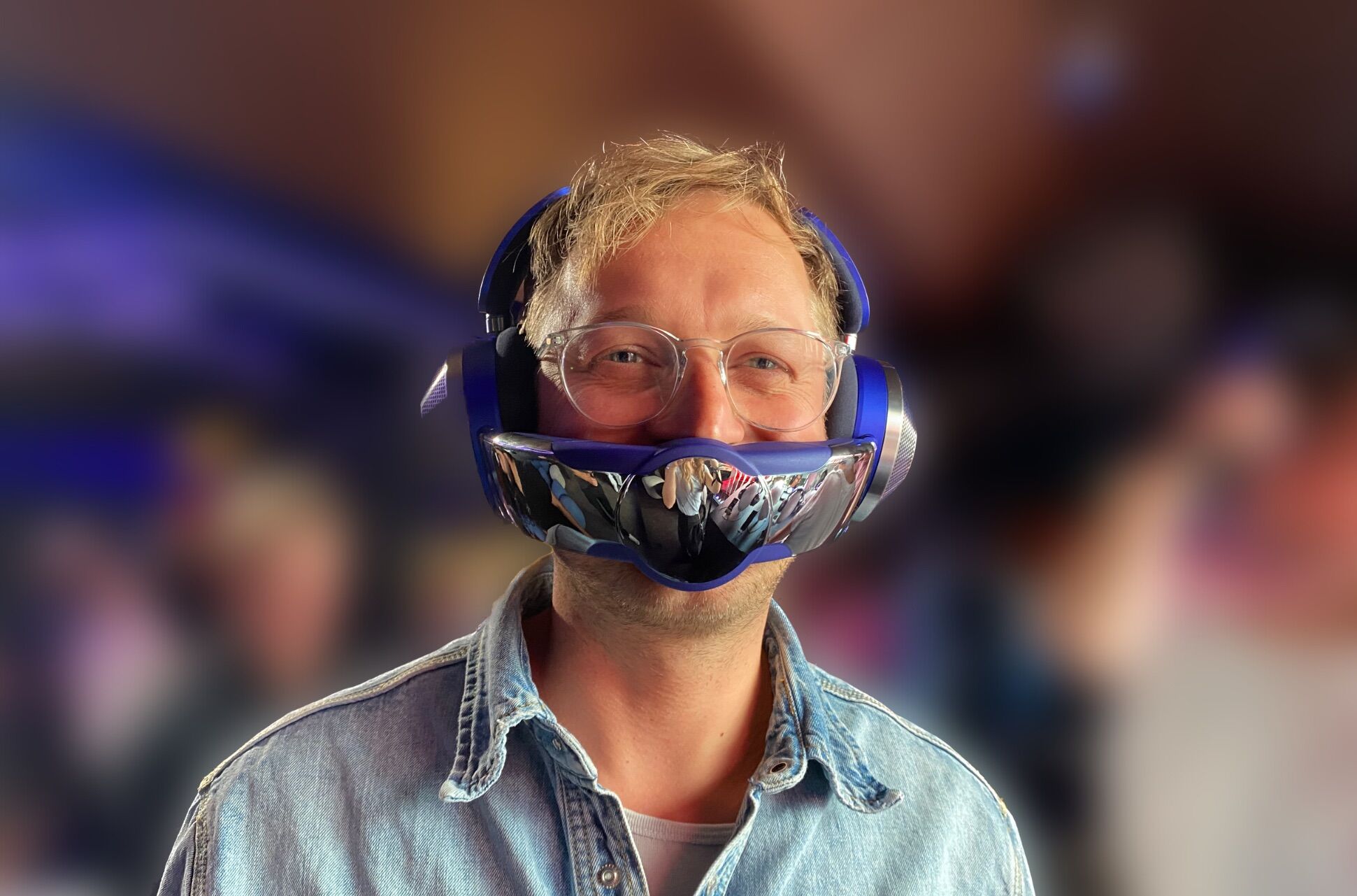 Smart Home Fox Experte Joe mit Dyson Zone Kopfhörer auf dem Kopf