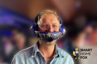Smart Home Fox Experte Joe mit Dyson Zone Kopfhörer auf dem Kopf