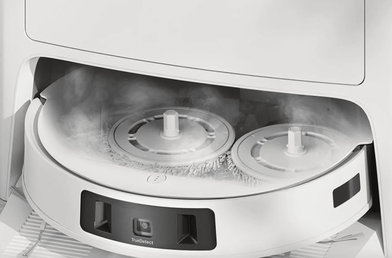 Die Funktionsweise der Heißwasser-Moppreinigung des ECOVACS DEEBOT T20 OMNI ist zu sehen.