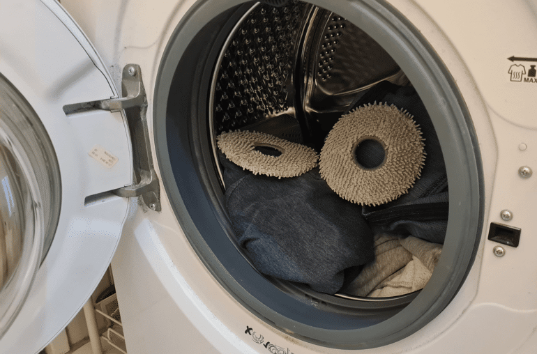 Wischmopp wird in der Waschmaschine gewaschen