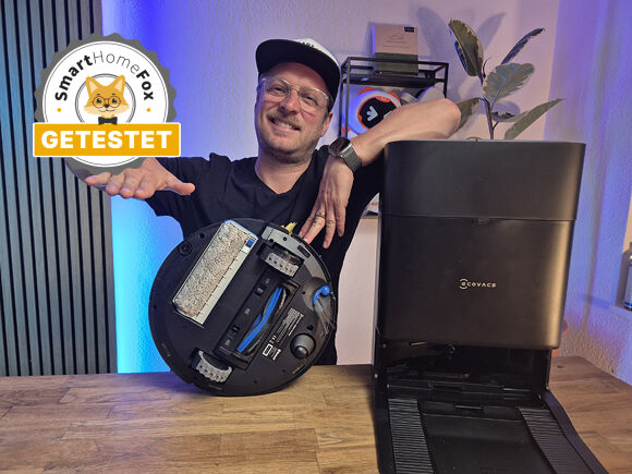Ein Smart Home Fox Mitarbeiter testet den ECOVACS DEEBOT T80 OMNI im Wohnzimmer.