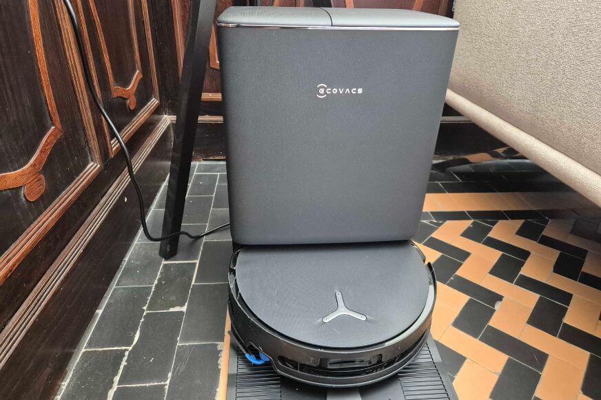 Der ECOVACS DEEBOT T90 PRO OMNI steht in der OMNI Station auf dem Kachelboden bei Smart-Home-Fox im Test.