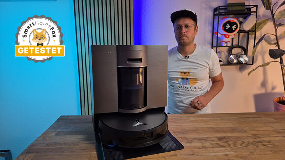 Der ECOVACS DEEBOT X11 OmniCyclone ist von vorne zu sehen.