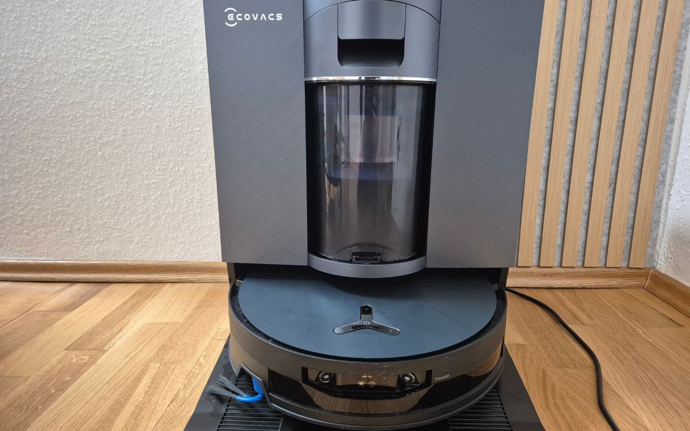 ECOVACS DEEBOT X12 OmniCyclone Saug-Wischroboter mit OmniCyclone Station steht auf dem Boden