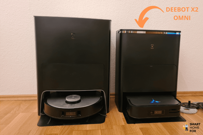 Die OMNI Station des DEEBOT X2 steht neben der OMNI Station des Vorgängermodells DEEBOT X1.